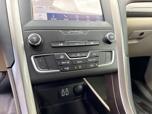 Used 2020 Ford Fusion SE FWD image 30