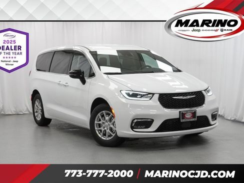 New 2026 Chrysler Pacifica Select image 1