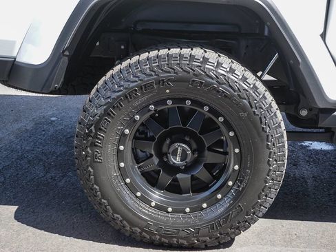 Used 2024 Jeep Gladiator Sport AWD/4WD image 9