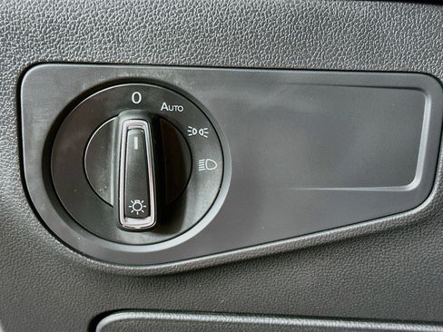 Used 2019 Volkswagen Tiguan SE w/ Panoramic Sunroof Package FWD image 17