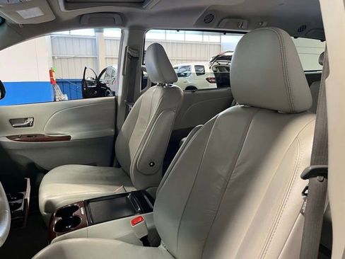 Used 2011 Toyota Sienna XLE FWD image 21