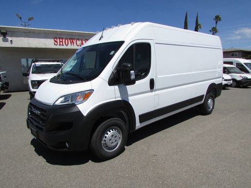 Used 2025 RAM ProMaster 2500 w/ Convenience Group image 4