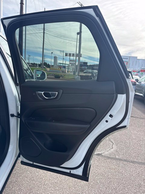 Used 2020 Volvo XC60 T5 Momentum w/ Protection Package Premier AWD/4WD image 19