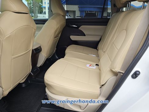Used 2020 Toyota Highlander XLE FWD image 11