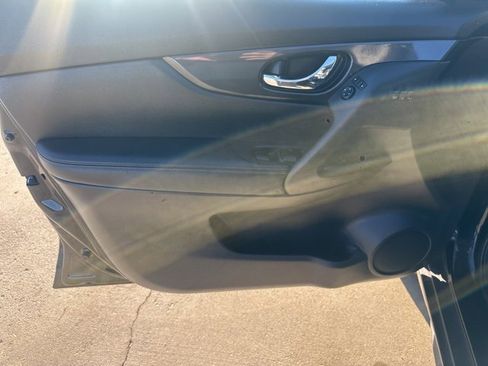 Used 2018 Nissan Rogue SV w/ Premium Package image 15