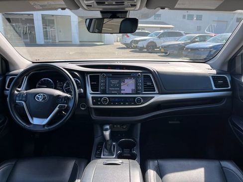 Used 2018 Toyota Highlander XLE AWD/4WD image 11