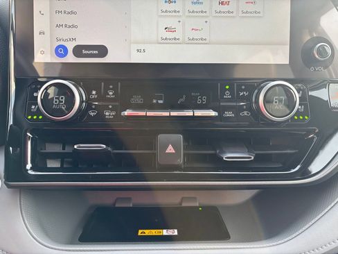 Used 2024 Toyota Highlander Limited image 28