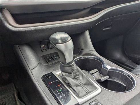 Used 2018 Toyota Highlander XLE image 16