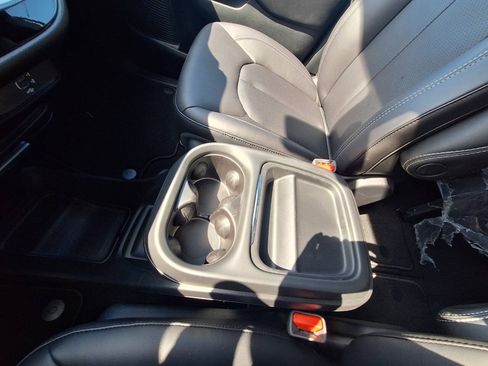 New 2027 Chrysler Pacifica Select FWD image 16