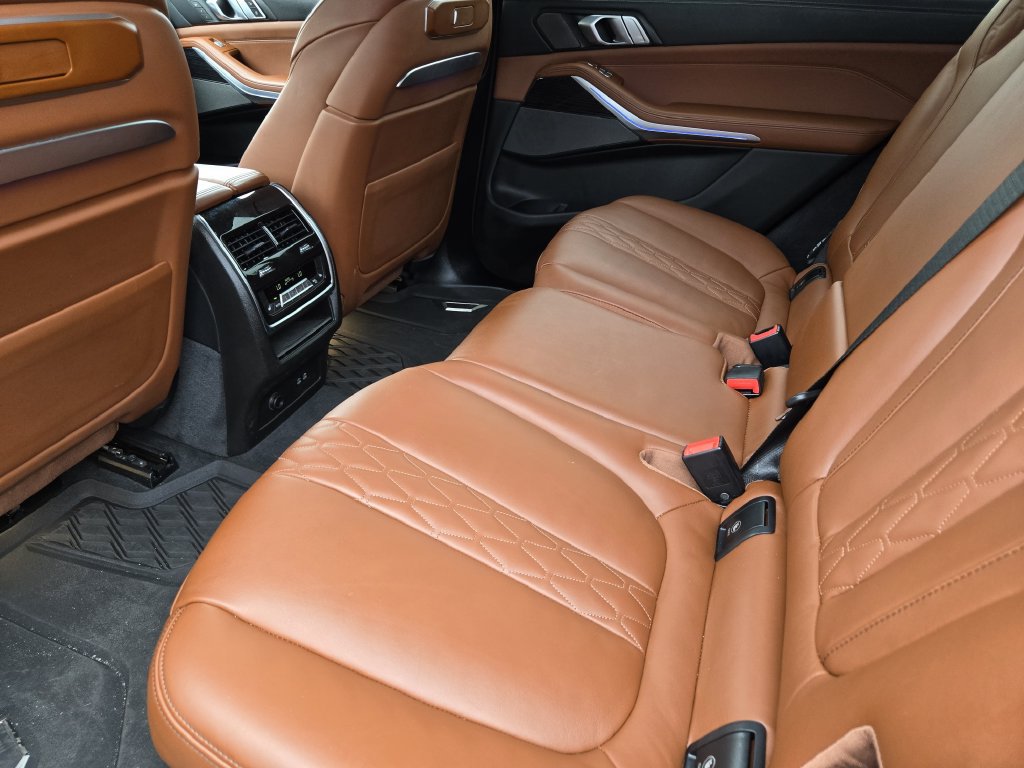 Certified 2025 BMW X7 M60i AWD/4WD image 33