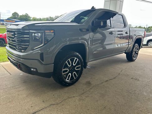 Used 2024 GMC Sierra 1500 AT4 w/ Technology Package AWD/4WD image 4