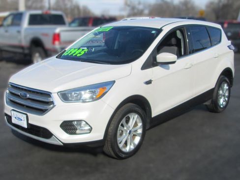Used 2017 Ford Escape SE image 2