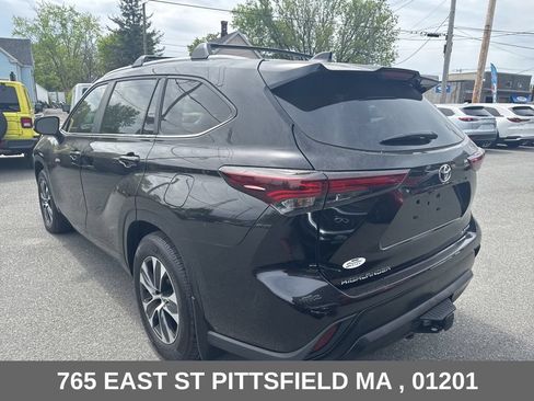 Used 2025 Toyota Highlander XLE AWD/4WD image 6