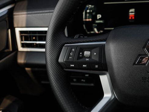 New 2025 Mitsubishi Outlander SE image 21