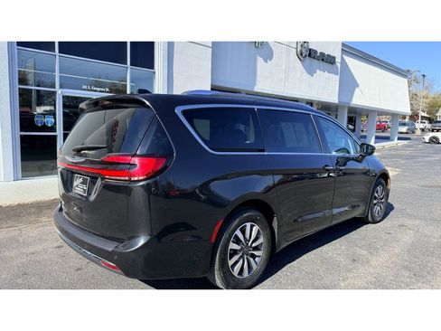 Used 2021 Chrysler Pacifica Touring-L image 8