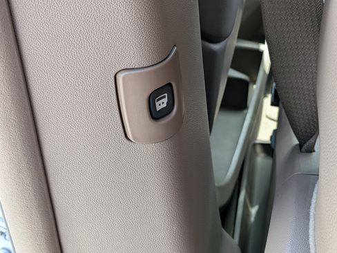 Used 2015 Chrysler Town & Country Touring FWD image 16