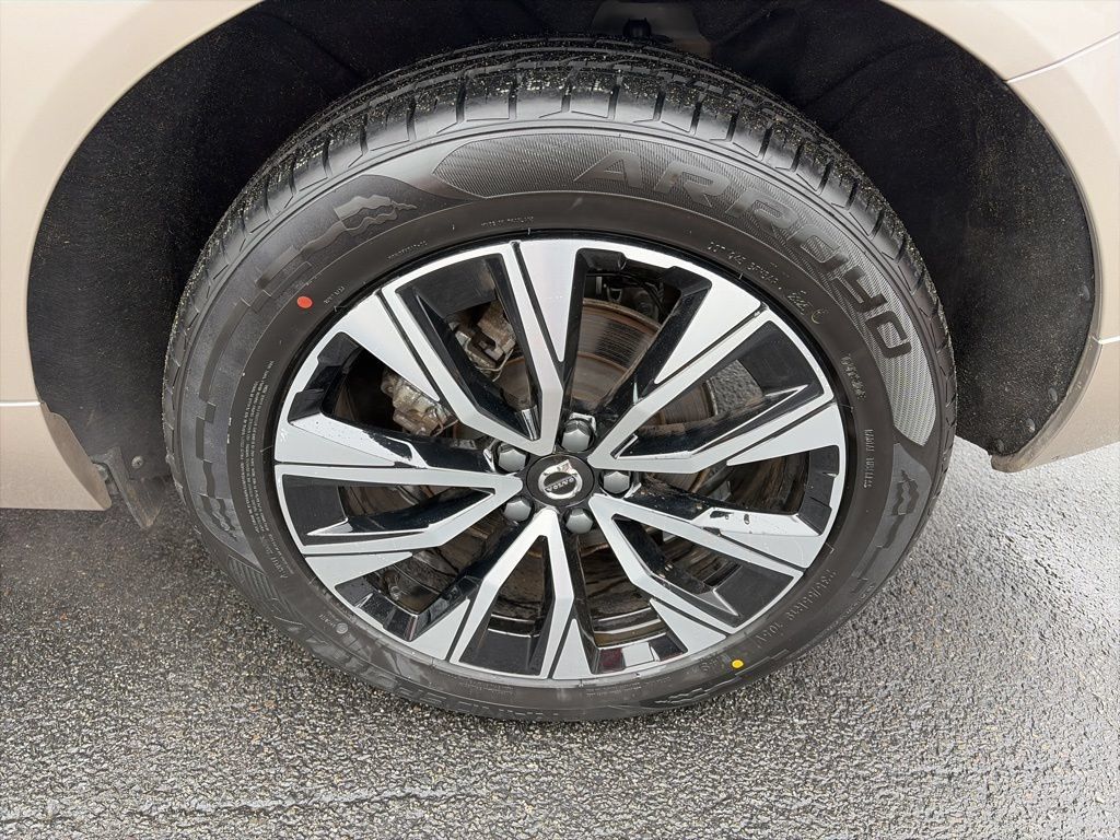 Used 2025 Volvo XC60 B5 Plus AWD/4WD image 9