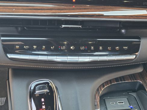 Used 2023 Cadillac Escalade ESV Premium Luxury AWD/4WD image 16