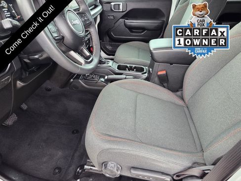 Used 2025 Jeep Wrangler Unlimited Rubicon AWD/4WD image 7