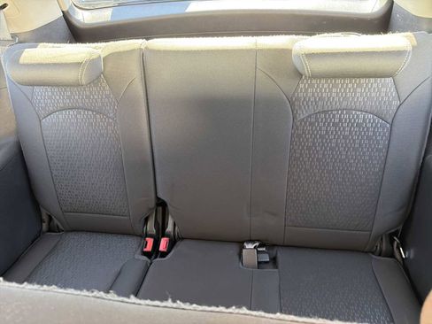 Used 2014 GMC Acadia SLE image 18