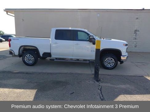 Used 2024 Chevrolet Silverado 2500 LT AWD/4WD image 3