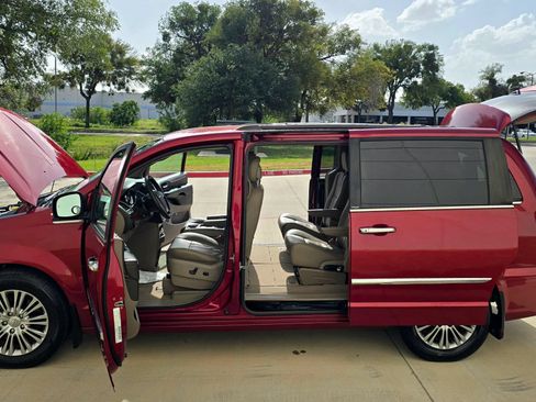 Used 2014 Chrysler Town & Country Touring-L w/ Driver Convenience Group FWD image 16