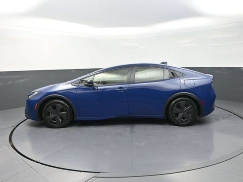 Used 2025 Toyota Prius LE FWD image 4