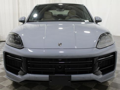 Used 2025 Porsche Cayenne Turbo AWD/4WD image 38