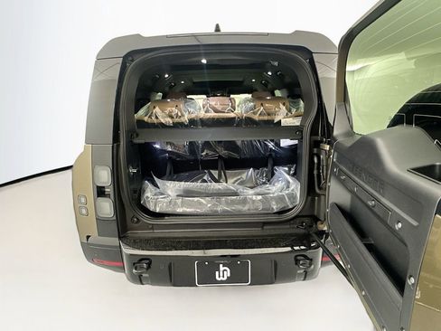 New 2026 Land Rover Defender 130 X-Dynamic SE image 25