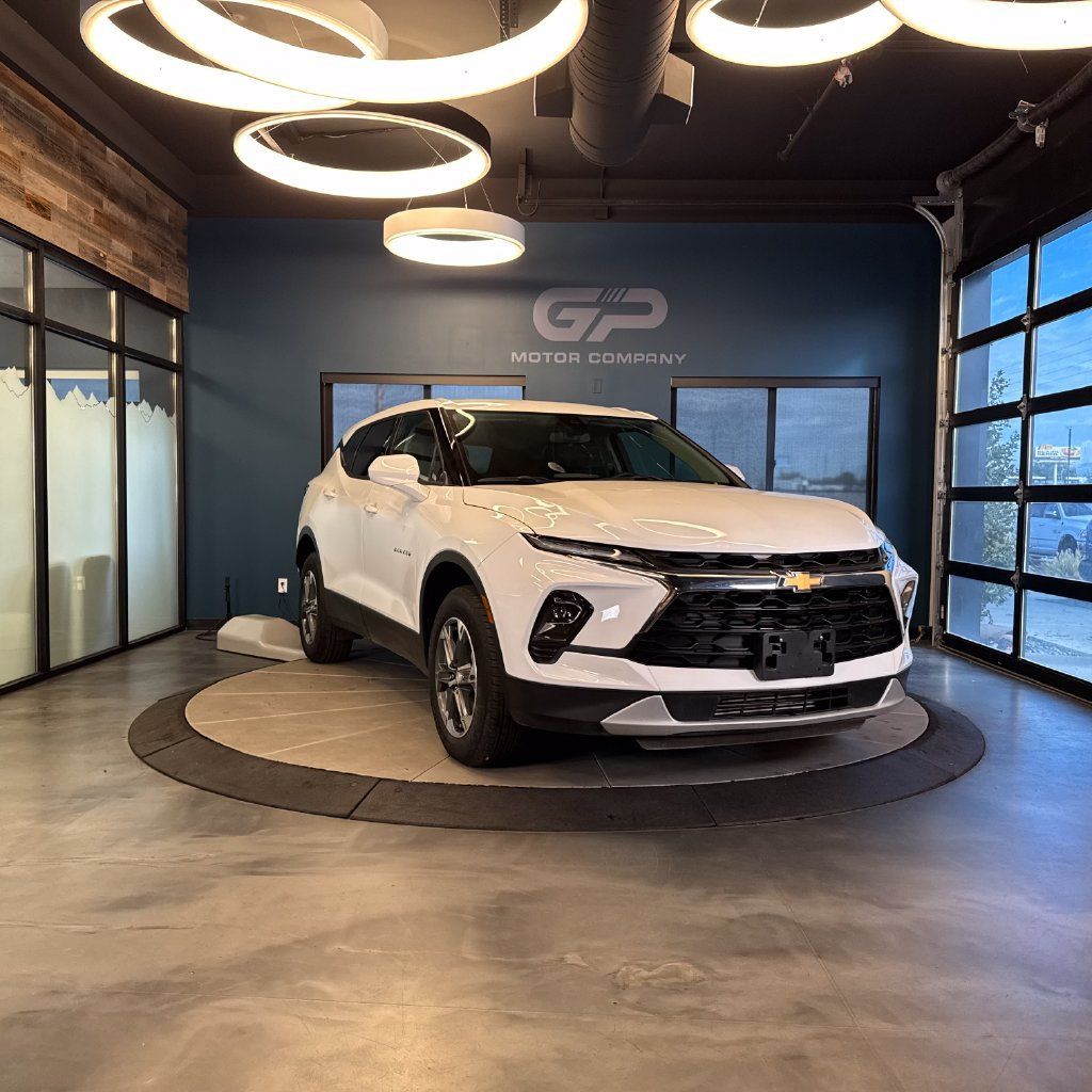 Used 2025 Chevrolet Blazer LT AWD/4WD image 1