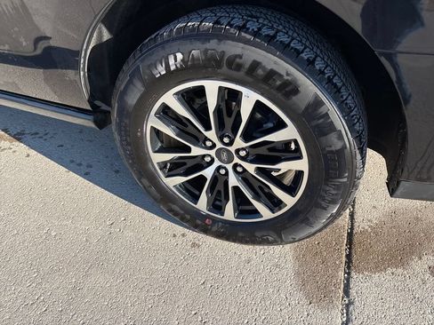 Used 2025 Ford Expedition Platinum AWD/4WD image 7