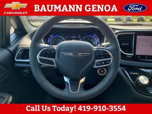 Used 2025 Chrysler Pacifica Select FWD image 14