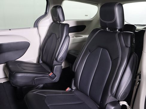 Used 2024 Chrysler Pacifica Touring-L image 28