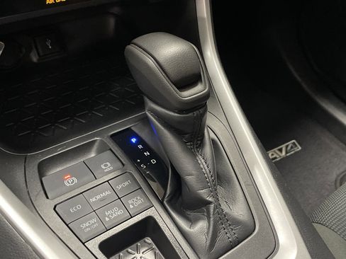 Used 2022 Toyota RAV4 LE image 26