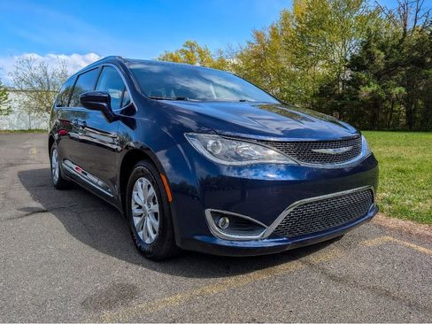 Used 2018 Chrysler Pacifica Touring-L Plus FWD image 3