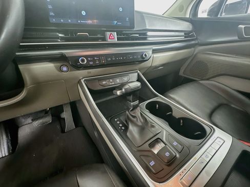 Used 2025 Kia Carnival FWD image 25