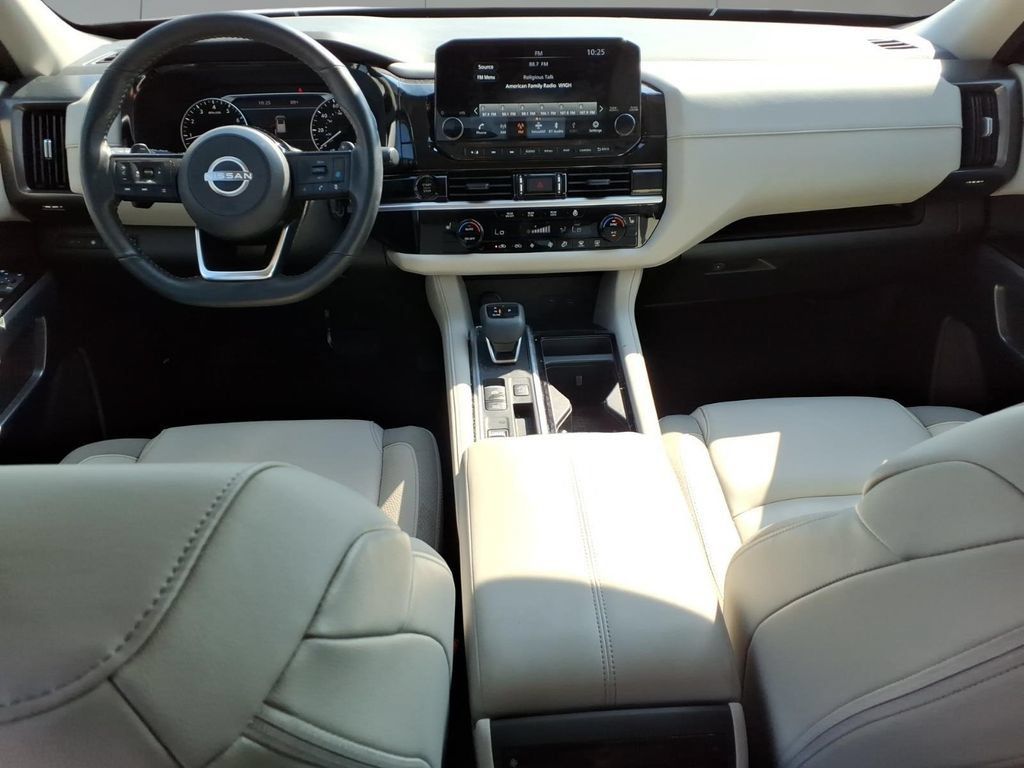 Used 2025 Nissan Pathfinder SL FWD image 14