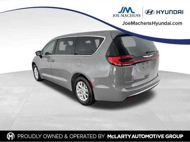 Used 2025 Chrysler Pacifica Select FWD image 8
