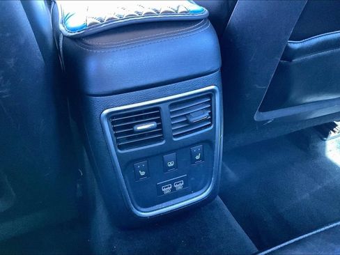 Used 2016 Chrysler 300 C RWD image 10