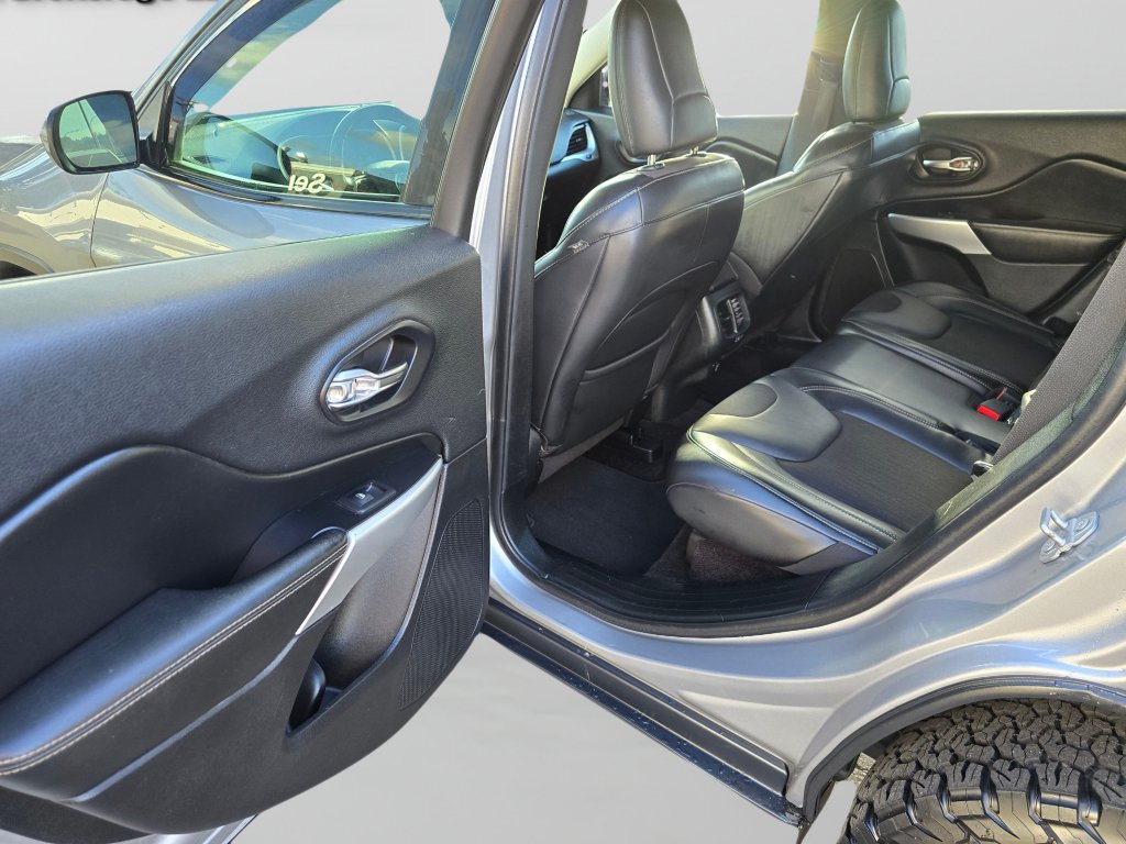 Used 2018 Jeep Cherokee Latitude Plus AWD/4WD image 23