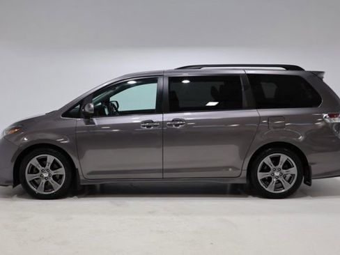 Used 2017 Toyota Sienna SE Premium FWD image 4