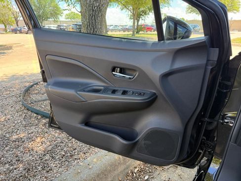 Used 2025 Nissan Versa SV image 18