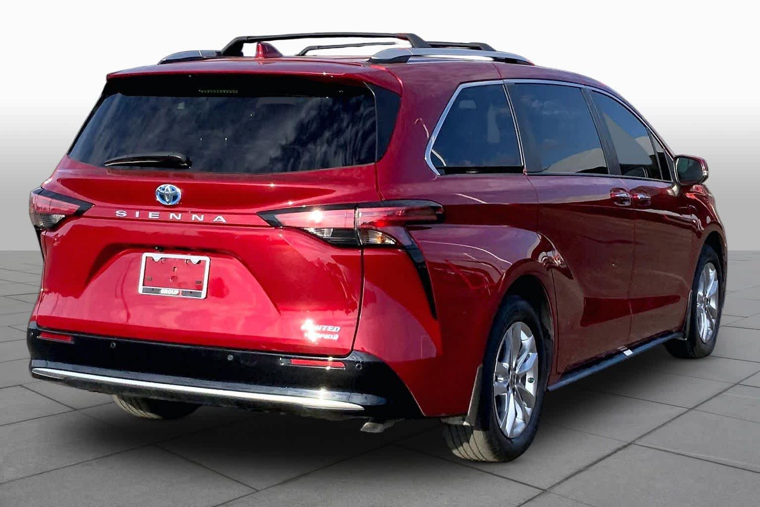 Used 2023 Toyota Sienna Limited FWD image 13