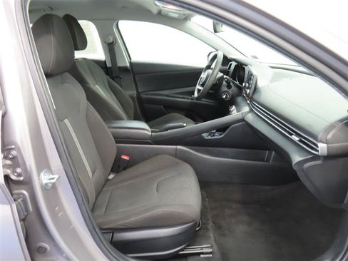 Used 2023 Hyundai Elantra SE FWD image 30