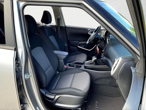 Used 2025 Kia Soul LX FWD image 9