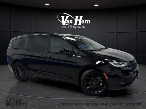 Used 2025 Chrysler Pacifica Limited image 1
