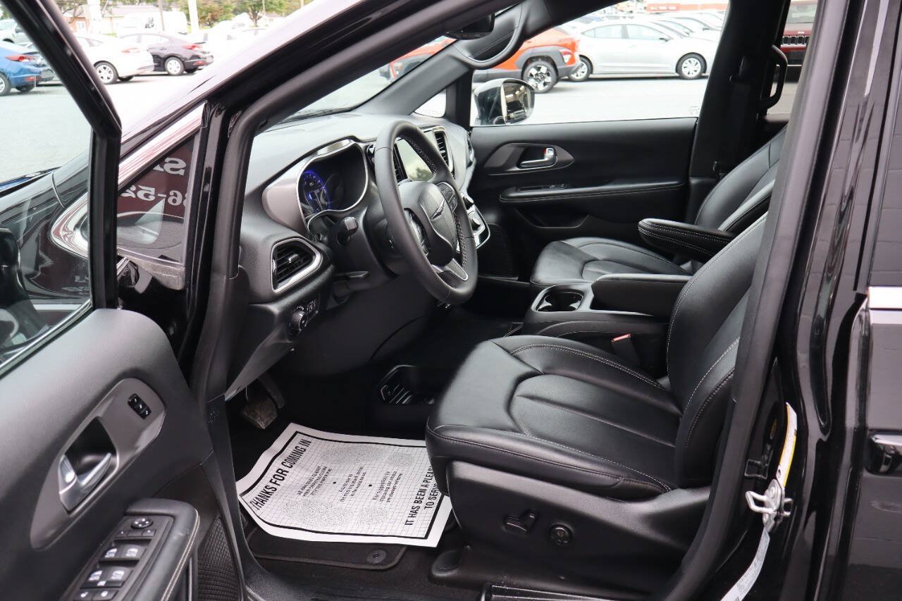 Used 2025 Chrysler Pacifica Select FWD image 6