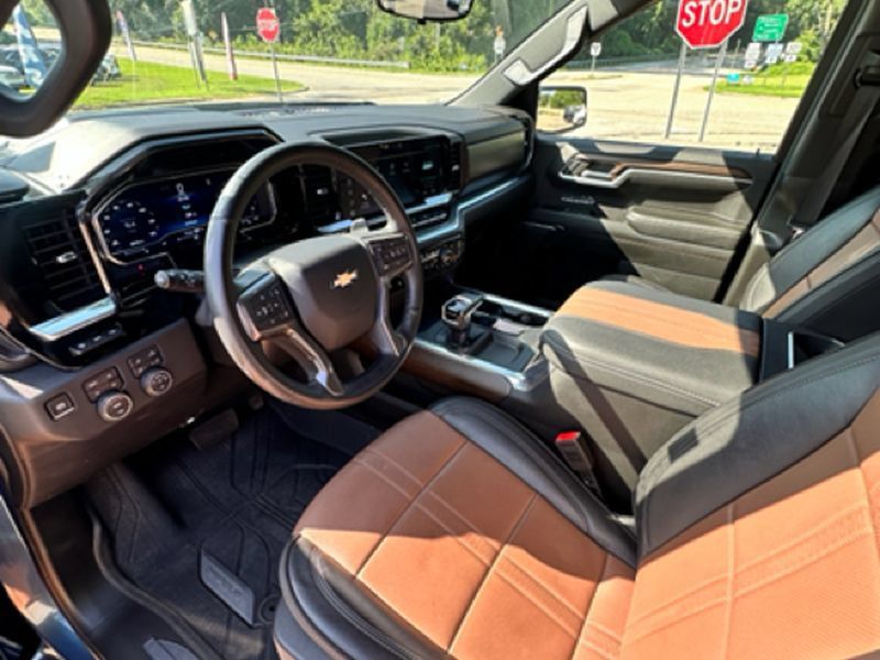 Used 2024 Chevrolet Silverado 1500 High Country w/ High Country Premium Package AWD/4WD image 7