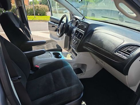 Used 2016 Dodge Grand Caravan SXT FWD image 16