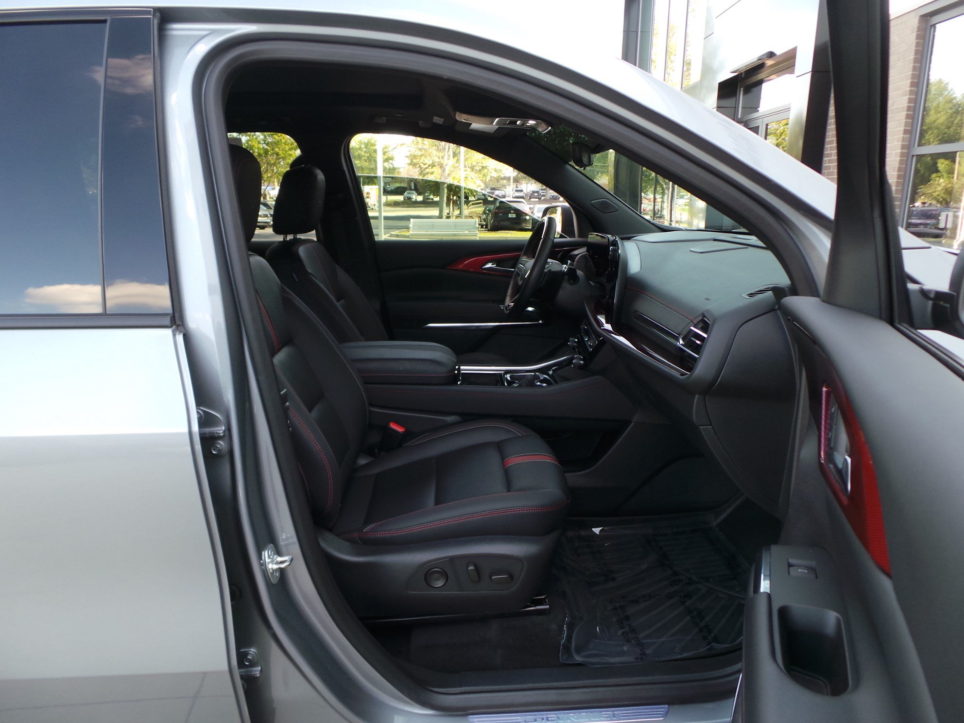 Used 2025 Chevrolet Traverse RS FWD image 43